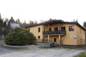 El edificio en el que está la casa de huéspedes