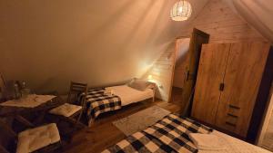 Ένα ή περισσότερα κρεβάτια σε δωμάτιο στο Folwark Wichrowe Wzgorze