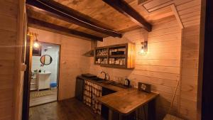 Η κουζίνα ή μικρή κουζίνα στο Folwark Wichrowe Wzgorze