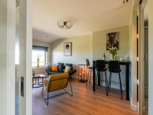 una sala de estar con un sofá y una mesa en Apartment in Katwijk near the Beach, en Katwijk