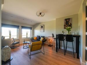 una sala de estar con un sofá y una mesa en Apartment in Katwijk near the Beach, en Katwijk 32 fotos más