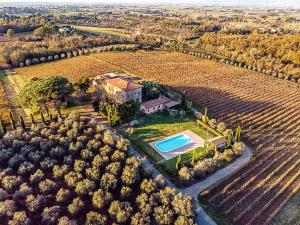 een luchtfoto van een landgoed met zwembad bij Agriturismo Gli Archi in Fauglia +74 foto's