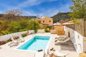 Πισίνα στο ή κοντά στο Villa Koupos