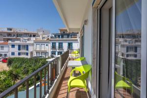 - Balcón con mesa, sillas y edificios en Stunning sea view apartment in Burgau #1897, en Burgau 15 fotos más