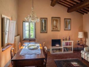 Imagen de la galería de Villa in Montelupo with Private Pool, en Montelupo Fiorentino