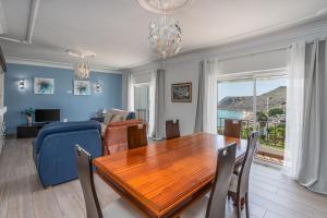 Un comedor con una mesa y un sofá. en Stunning sea view apartment in Burgau #1897, en Burgau