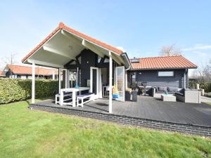 Κήπος έξω από το Holiday Home in Kattendijke near Scheldt