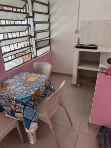 ベレンにあるPedro Teixeira Houseのテーブル、椅子、デスクが備わる客室です。