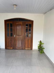 ベレンにあるPedro Teixeira Houseの植物のある部屋の大きな木製のドア