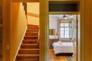 Schlafzimmer mit einer Treppe, die zu einem Bett führt in der Unterkunft Feel Discovery Casa Da Capela Douro Valley in Armamar + 33 Fotos
