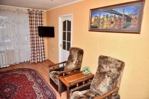 a living room with two chairs and a tv at 2-к квартира в центрі, ТЦ Київ in Sumy +8 photos