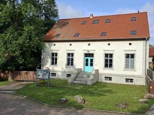 MescherinKranichhof Mescherin的一座红色屋顶的白色旧建筑