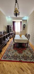 Ruang duduk di Gust house