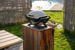 a grill sitting on top of a wooden post at Letnisko Rusinowo in Jarosławiec