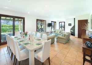 Et opholdsområde på Owl Booking Villa Siquier - Luxury Retreat with Mountain Views + 41 billeder