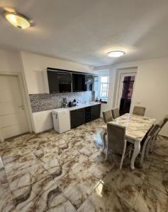 Kuchyň nebo kuchyňský kout v ubytování City Center Apartments