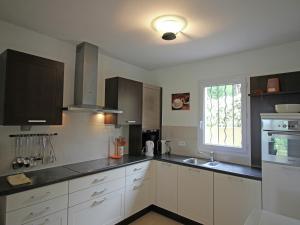 Η κουζίνα ή μικρή κουζίνα στο Family-Friendly Villa with Pool