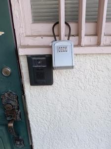 東京にあるTokyo downtown芍藥莊のドアの横に置かれたアイスボックス +50枚の写真