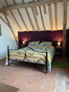 un letto in una stanza con due lampade sui tavoli di La Maison de Maître, Loire Gîte a Fléré-la-Rivière
