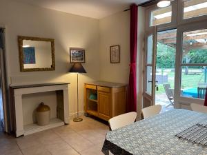 una sala da pranzo con tavolo e camino di La Maison de Maître, Loire Gîte a Fléré-la-Rivière