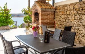 einen Tisch und Stühle auf einer Terrasse mit Kamin in der Unterkunft Holiday home Villa Blue coast by Villas Guide in Jadranovo