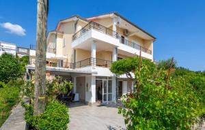 Großes weißes Gebäude mit Balkon in der Unterkunft Holiday home Villa Blue coast by Villas Guide in Jadranovo