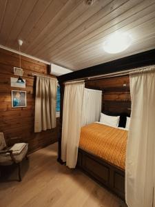Ένα ή περισσότερα κρεβάτια σε δωμάτιο στο Snerting Ranch Hotel - Comfty and modern Log House