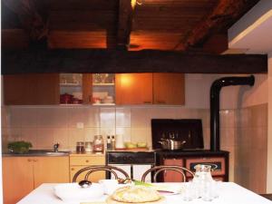 una cocina con una mesa y una estufa en Stone House in Brotnice near Cavtat & Sea, en Cavtat