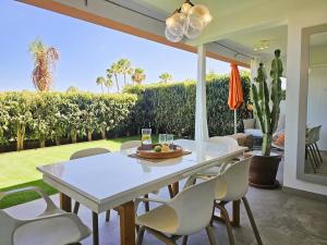 Κήπος έξω από το Stylish & cozy home by the beach