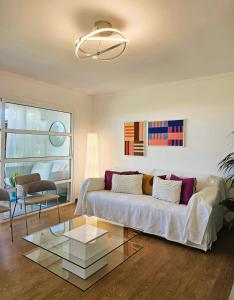Χώρος καθιστικού στο Stylish & cozy home by the beach
