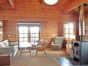 een woonkamer met een bank en een fornuis bij Rustic Retreat with View - By Traum Ferienwohnungen in Søndervig +29 foto's