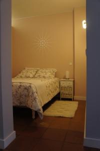 1 dormitorio con 1 cama con una estrella en la pared en Apartamento Monte Estoril, en Cascais