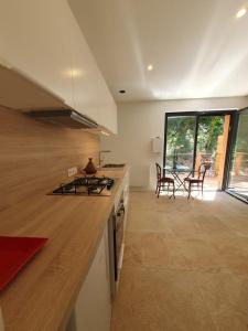 Η κουζίνα ή μικρή κουζίνα στο La Source des Baronnies studio for 2 peoples
