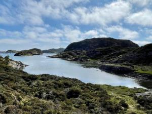 een rivier in het midden van een veld met bergen bij 6 person holiday home in Espevær-By Traum in Espevær +28 foto's