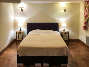 una camera da letto con un grande letto con due tavolini di Cottage in Wine Country a Anthé