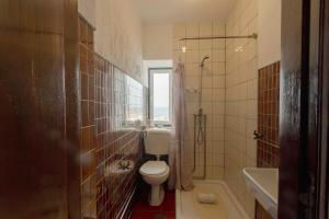 a bathroom with a toilet and a shower and a sink at Best Houses 50 - Casa das Marés I - Baleal in Ferrel +14 photos