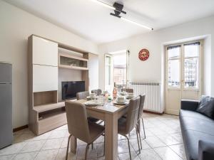 une salle à manger avec une table, des chaises et un canapé dans l'établissement Stay in Verbania Pallanza, à Verbania
