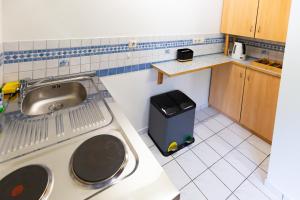 拉尔Euro Inn - Hotel的厨房配有水槽和垃圾桶