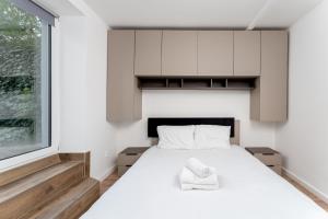 Ένα ή περισσότερα κρεβάτια σε δωμάτιο στο Pleszowska Urban Elegance Apartments by BookingHost