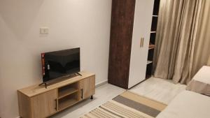 TV a/nebo společenská místnost v ubytování افنيو الهمبرا البرنسيسة ريزورت