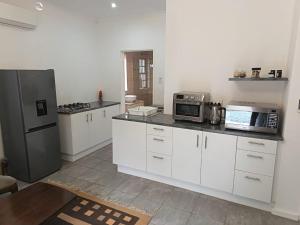 Η κουζίνα ή μικρή κουζίνα στο Somerset West Stay 2