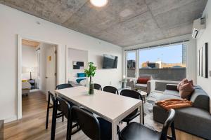 a living room with a table and a couch at Corporate-Friendly 4BR Stylish & Central in Chicago +51 photos