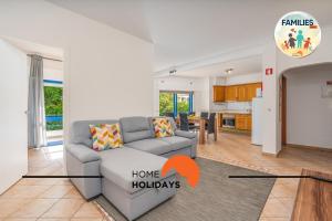 Una sala de estar con un sofá y una cocina. en #290 Families Only - Choro Azul by Home Holidays, en Vale de Pedras