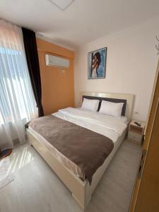 Un dormitorio con una cama grande en una habitación. en Oruci hotel, en Kukës