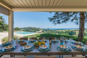 ファーノにあるVilla Meerの海の景色を望むテーブル