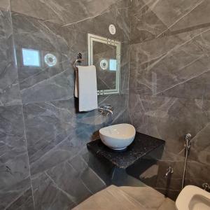 un baño con lavabo y espejo en Hotel Ramayan Elite 2 KM Shree Ram Ji Mandir and Free Pickup From Ayodhya Dham Railway Station, en Ayodhya