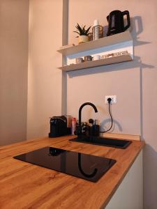 een aanrecht met een wastafel bij Elysia Luxury Room in Brindisi +11 foto's