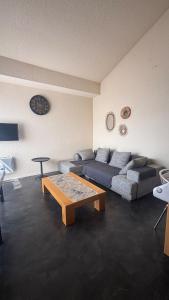 ein Wohnzimmer mit einer Couch und einem Couchtisch in der Unterkunft Bel appartement à 100m de la plage avec parking privé in Saint-Jean-de-Monts