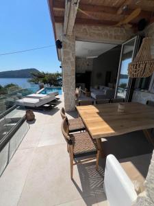 a patio with a wooden table and chairs on a house at Villa Dottori in Koinyra