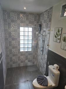 Ένα μπάνιο στο Tropical Hideaway Close to the Beach +18 φωτογραφίες